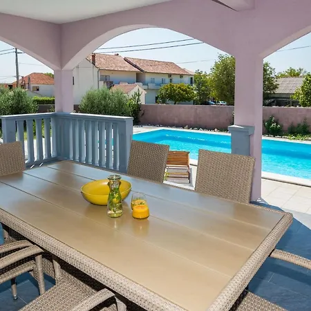 Chrystal Villa Podlug